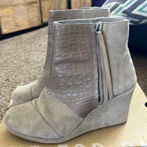 Desert Wedge Taupe Suede Toms Size 7